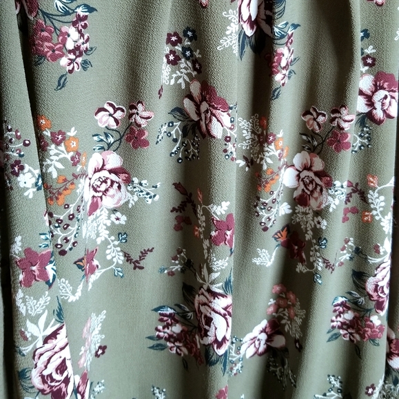 Beautiful ladies sleeveless top - Picture 3 of 4